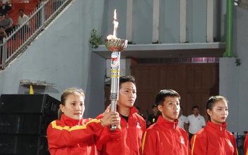 Cô gái vàng Kickboxing Việt Nam rước đuốc tại Đại hội TDTT tỉnh Bình Định