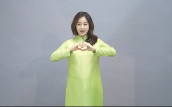 Kim Tae Hee mặc áo dài chào fan Việt