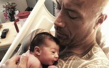 Sao cơ bắp 'The Rock' khoe con gái mới sinh