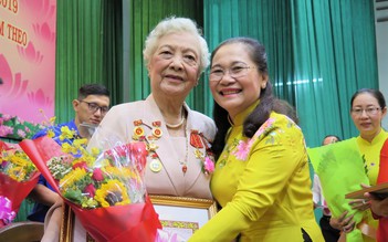 Nữ biệt động Sài Gòn Diệp Tú Anh nhận huy hiệu 70 năm tuổi Đảng