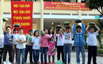Trường tiểu học mua 3 tấn dưa ủng hộ nông dân miền Trung