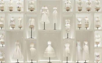 Đắm mình trong buổi triển lãm thời trang của Dior tại Pháp