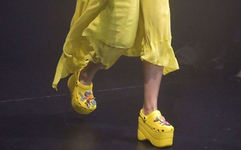 Đôi giày kì lạ của Crocs x Balenciaga cháy hàng ngay trước khi ra mắt