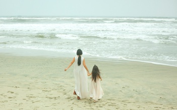Công chúa nhà Đoan Trang diện đầm đôi vui vẻ dạo biển cùng mẹ