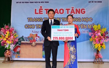 Trao tặng thiết bị dạy và học