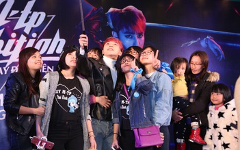 Sơn Tùng về quê gặp fan