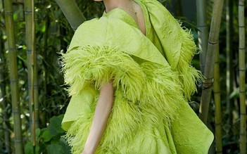 “Tiểu Long Nữ” Lý Nhược Đồng mặc crop top tuổi U60, quá đỗi trẻ trung gợi cảm