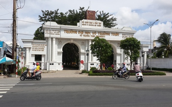 Sinh viên dự lễ tốt nghiệp Đại học cũng phải đóng gần nửa triệu đồng