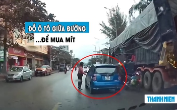 ‘Bó tay’ nữ tài xế đỗ xe giữa đường để… xuống mua mít