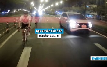 Đạp xe tập thể dục trên làn đường cho ô tô, còn đòi… đánh tài xế