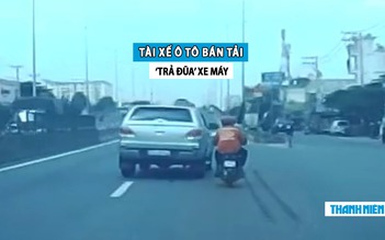 ‘Cả giận mất khôn’, tài xế xe bán tải tạt đầu xe máy suýt gây tai nạn