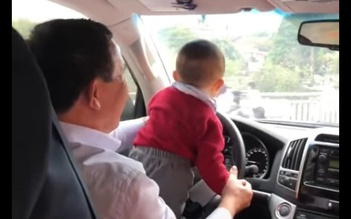 Cha mẹ nghĩ gì khi ‘cổ vũ’ trẻ em lái ô tô?