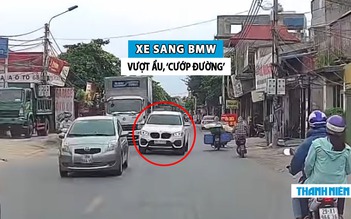 Phẫn nộ xe sang BMW vượt ẩu ‘cướp làn’, suýt đâm xe máy ngược hướng