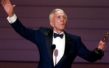 Những khoảnh khắc đáng nhớ của huyền thoại Kirk Douglas trên sân khấu Oscar