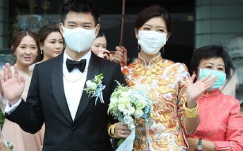 Mỹ nhân Hồng Kông kết hôn, cô dâu chú rể đeo khẩu trang kín mít phòng dịch