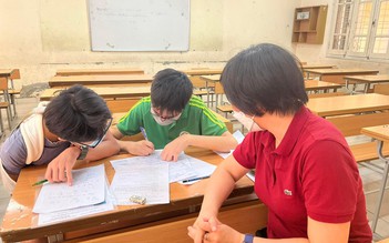 Hà Nội: Một thí sinh gãy tay được phép nhờ người khác viết hộ bài thi