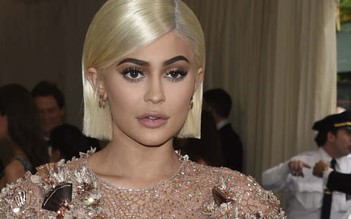 Kylie Jenner ăn mừng thương vụ 600 triệu USD với vợ chồng Justin Bieber