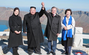 Lãnh đạo Kim học 'bắn tim' cùng Tổng thống Moon trên đỉnh núi