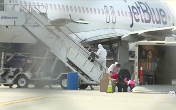Hành khách bị cấm bay vì máy bay hạ cánh mới báo nhiễm COVID-19