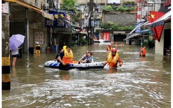 Thành phố có đập Tam Hiệp hứng lượng mưa kỷ lục, chìm trong nước lũ