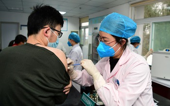Một người Trung Quốc nhiễm Covid-19 dù tiêm đủ 2 liều vắc xin, chuyên gia nói gì?