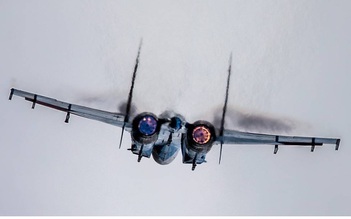Chiến đấu cơ Su-27 Nga ‘hộ tống’ máy bay trinh sát Mỹ trên Biển Đen