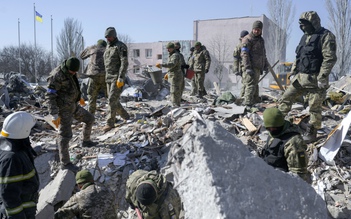 Chiến sự Ukraine ngày thứ 25: Nga phóng tên lửa, giao tranh ác liệt tiếp diễn