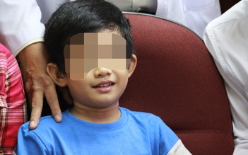 Bé trai 3 tuổi té lầu bị đâm thủng tim, phổi mạnh khỏe xuất viện