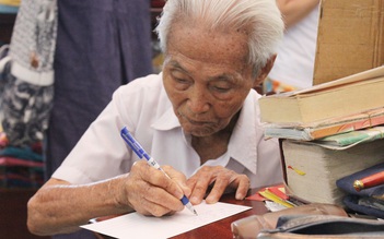 Người giữ những nghề 'xưa cũ' Sài Gòn: Người dịch thư thuê cuối cùng