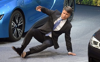 CEO 'trẻ' BMW bất ngờ gục ngã tại họp báo Frankfurt 2015