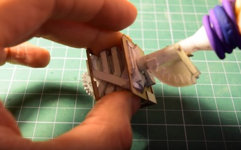Động cơ V8 làm từ giấy chạy ngon lành trong lòng bàn tay