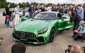Cận cảnh AMG GT R, siêu xe sexy kiểu Mercedes vừa ra mắt