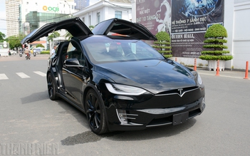 Xe SUV chạy điện Tesla Model X P100D đầu tiên về TP.HCM