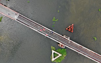 Tháo dỡ cầu Phú Long hơn 100 năm tuổi bắc qua sông Sài Gòn