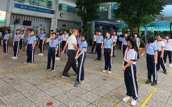 Tranh cãi 'gọi học sinh là con': Ai thích giáo viên gọi mình là anh chị không?