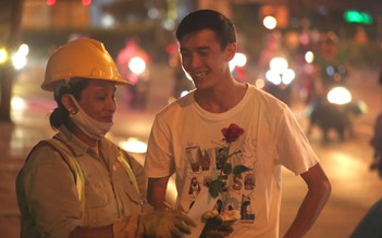 7 chàng trai rong ruổi trong đêm tặng hoa hồng cho các cô lao công