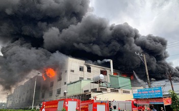 Cháy dữ dội ở Khu công nghiệp Việt Hương 1, Thuận An, Bình Dương
