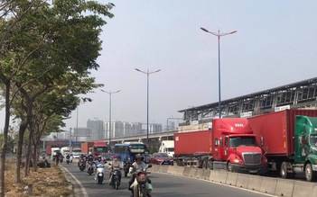 Sáng 1.4, xe cộ nối đuôi hàng dài chờ qua Trạm thu phí Xa lộ Hà Nội
