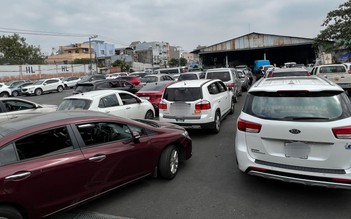 'Không phiếu cũng liều vào vì đi ba ngày vẫn chưa đến lượt đăng kiểm'