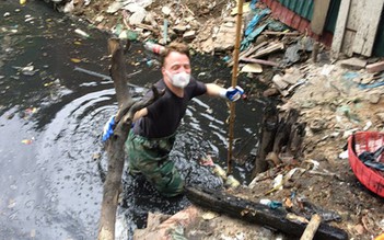 ‘Ông Tây’ muốn nhặt rác phải xin phép chính quyền: Xấu hổ quá!