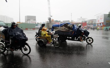 Người Sài Gòn bất ngờ đón cơn mưa giữa trưa nắng tháng 3