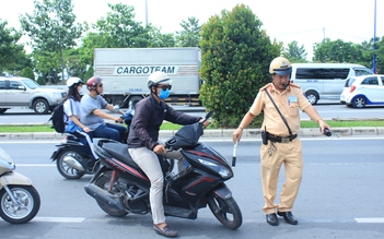 Người chạy xe cần bật xi nhan thế nào để không bị CSGT thổi phạt?