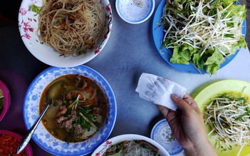 Người Sài Gòn sống nơi nhiều bụi nhất thành phố: Thở làm sao khi 20 phút phải lau bụi