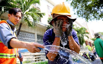 'Dầm mình' dưới cống Sài Gòn: Tốt nghiệp đại học xin làm… công nhân móc cống