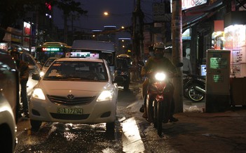 Nhắc người khác tắt đèn chiếu xa, nam thanh niên Sài Gòn bị xô té xe