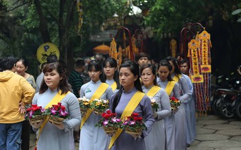 Vu lan rằm tháng 7: Vì sao là bông hồng đỏ, trắng cài trên ngực áo?