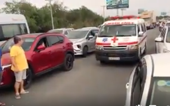 [VIDEO] Dòng xe hơi rẽ sang hai bên nhường đường cho xe cấp cứu trên cao tốc