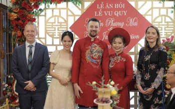Cô phóng viên Việt cưới chàng trai Tây được Đại sứ Anh làm đại diện nhà trai