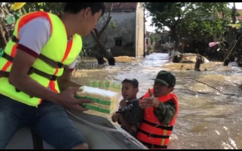 Cậu bé bơi giữa dòng nước lũ xin quà cứu trợ: ‘Đói quá, cháu mới liều nhảy xuống’