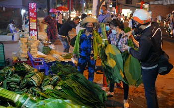 'Năm Covid', người Sài Gòn nửa đêm mua lá dong về gói bánh chưng ăn Tết